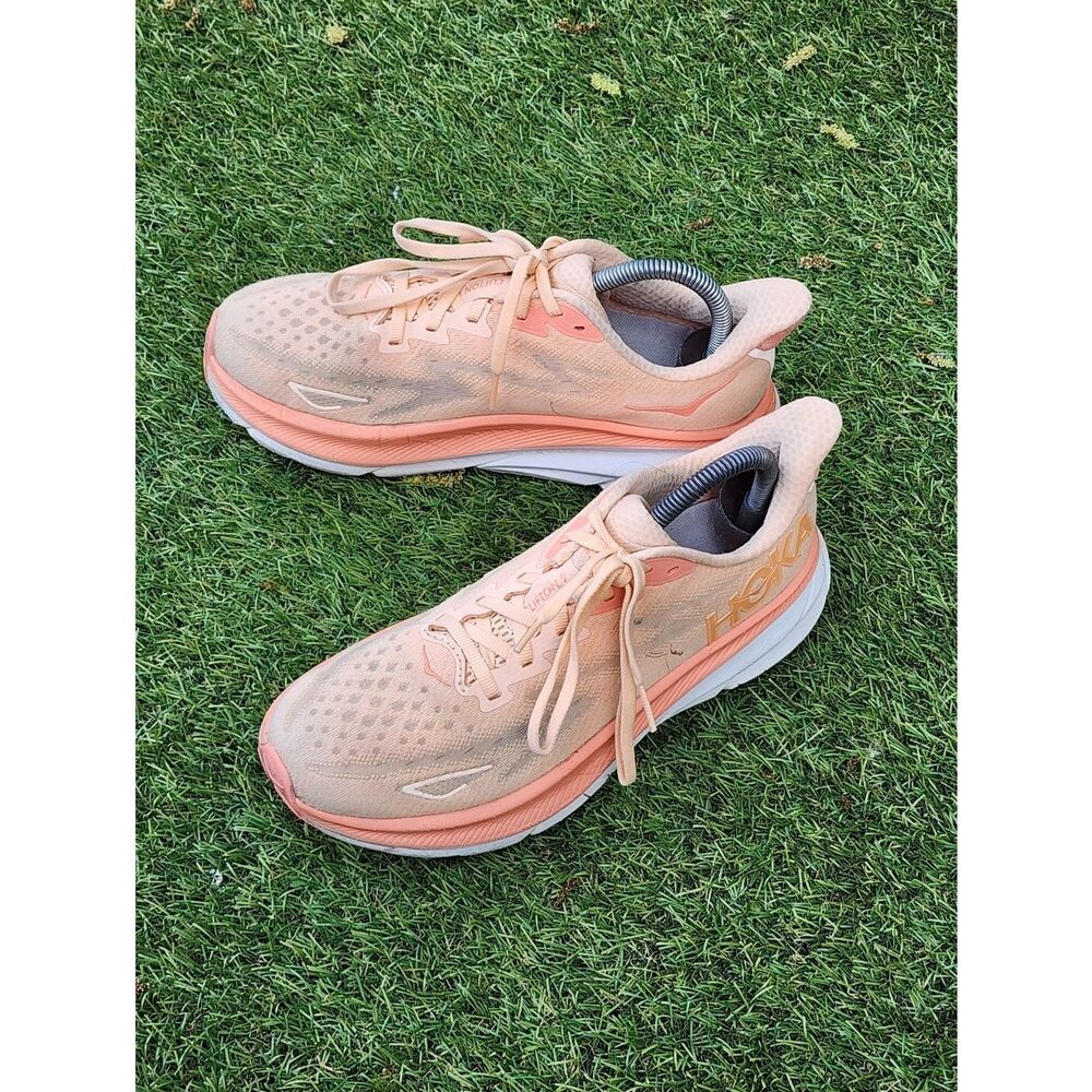 HOKA CLIFTON 9 - Womens Athletic Shoes - SIZE 7.5B